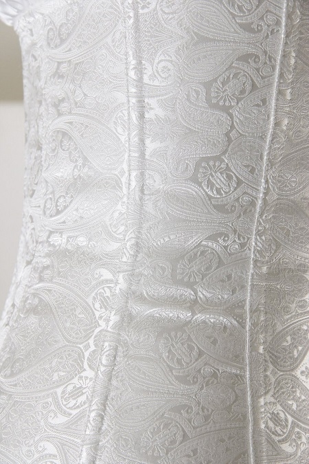 Hvidt mønstret satin corsage